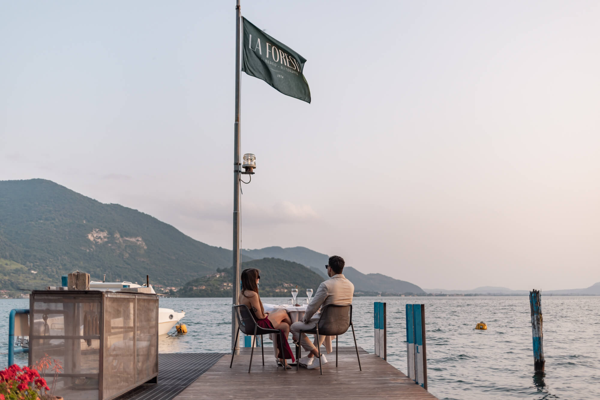 Aperitivo al tramonto sul Lago d'Iseo con vista su Monte Isola